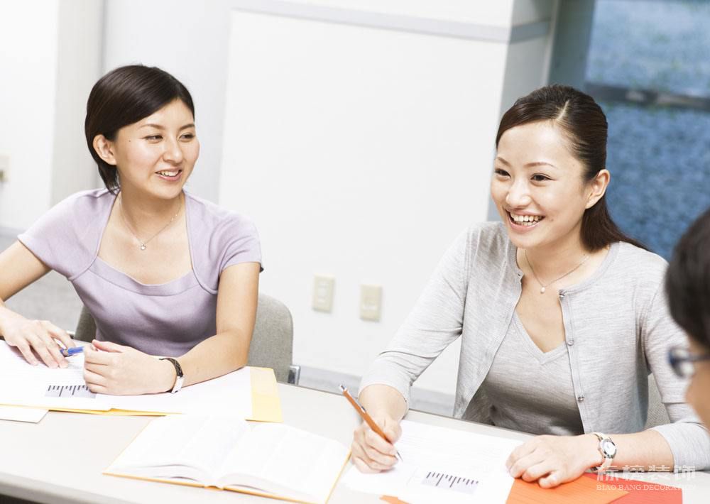 如何预算办公室装修成本？