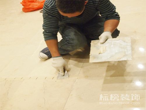 办公室装修瓷砖上铺木地板可以吗？